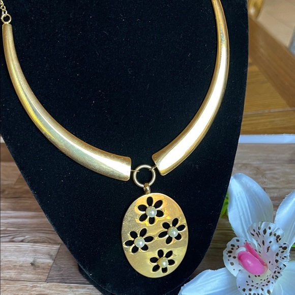 Chic Gold Floral Pendant Necklace - Picture 4 of 6
